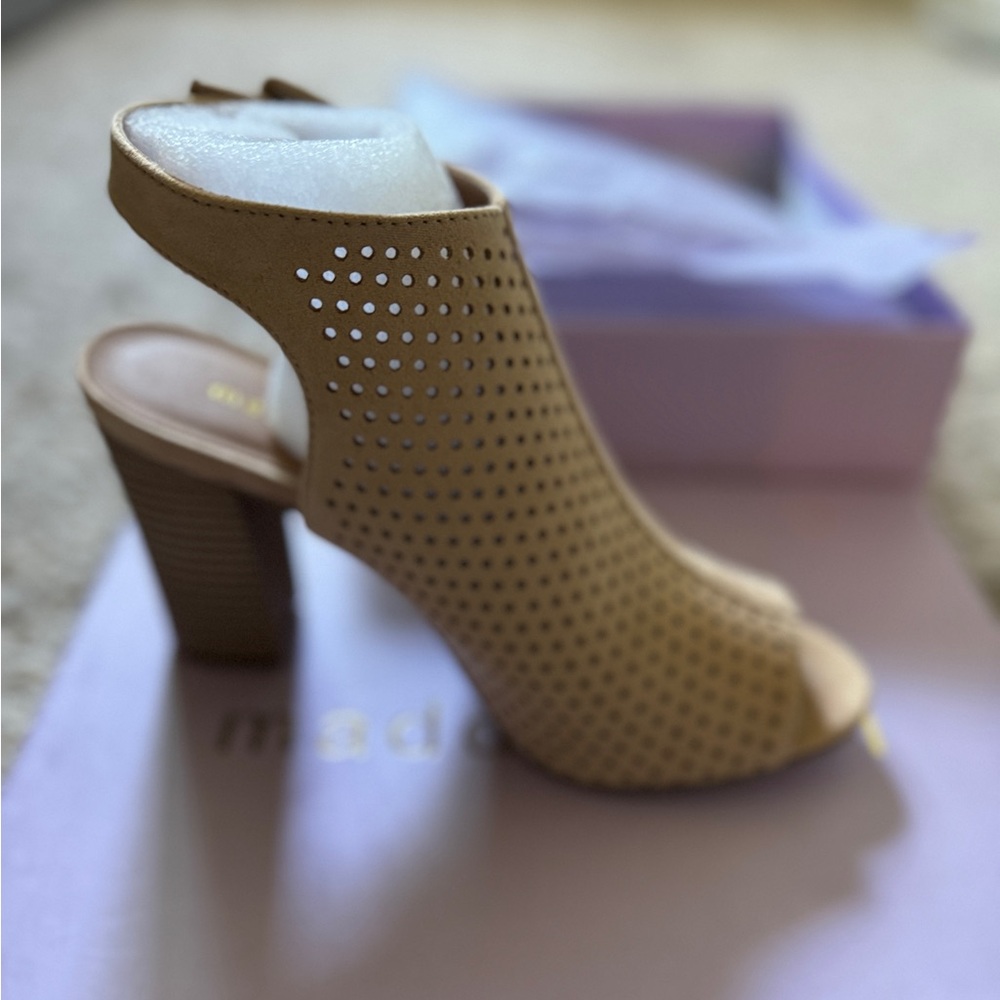 Womens madden girl Beckie Perforated Dress Sandals, Camel Size 6